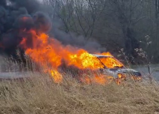 POL-STD: Auto auf Parkplatz an der Autobahn 26 in Dollern ausgebrannt - Polizei sucht Zeugen