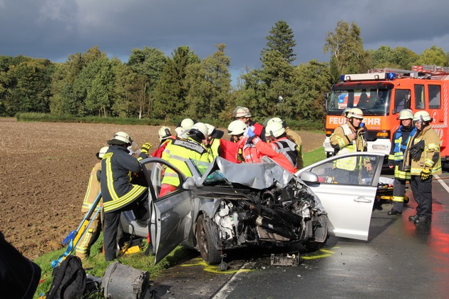 FW Menden: Schwerer Verkehrsunfall in Menden-Halingen