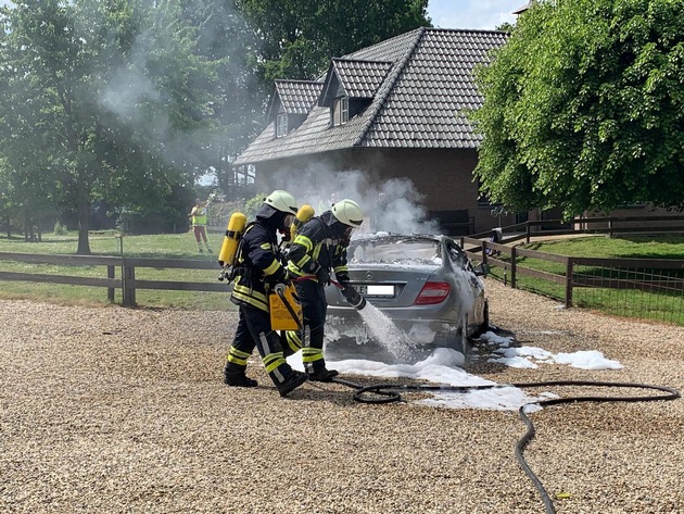 FW-KLE: Mercedes ausgebrannt/ Drei Verletzte durch Rauchgase