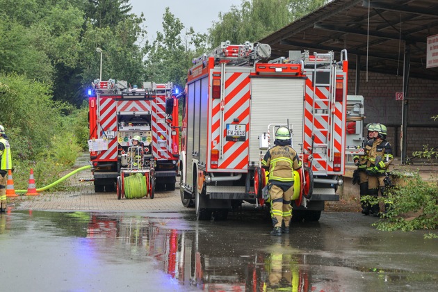 FW-E: Feuer in leerstehender Lagerhalle - starke Rauchentwicklung