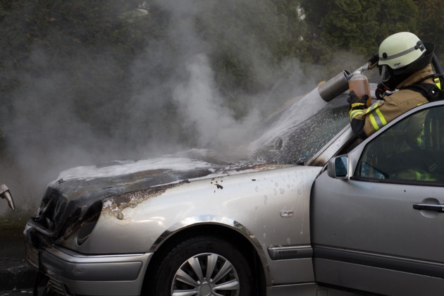 FW Menden: PKW-Brand im Lahrfeld