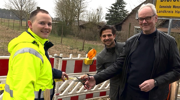 Meilenstein für den Glasfaserausbau in vier Ortschaften der Samtgemeinde Hollenstedt. Bauphase startet mit feierlichem Spatenstich in Dierstorf.