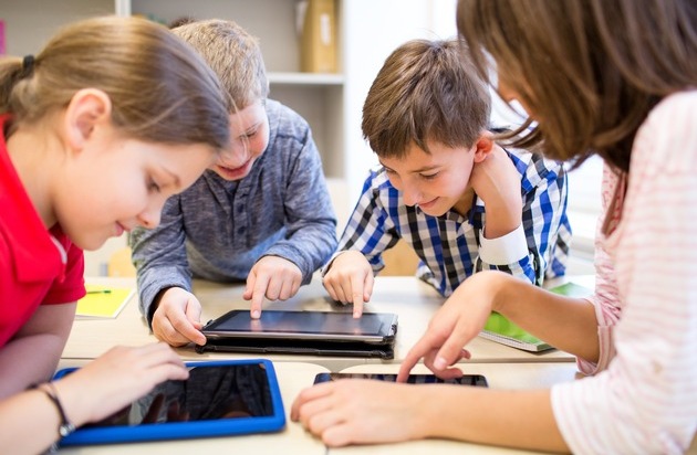 DEVK Versicherungen: Mehr als die Hälfte der Schulkinder nutzen im Unterricht ein Tablet