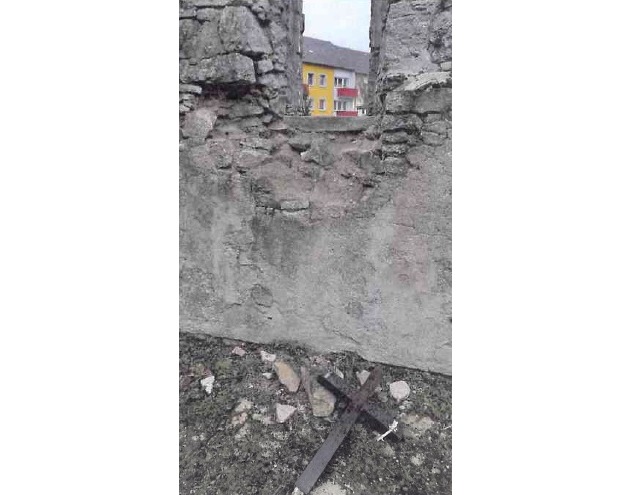 POL-HI: Vandalismus in kirchlicher Ruine