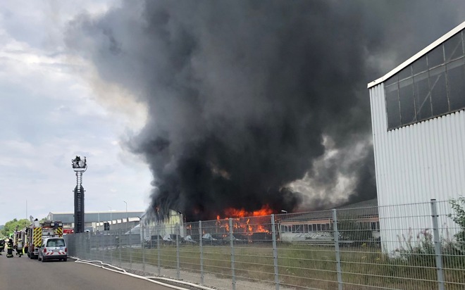 FW Pforzheim: Großbrand im Brötzinger Tal - Lagerhalle abgebrannt - Nachbarhalle gerettet - Abschlussmeldung