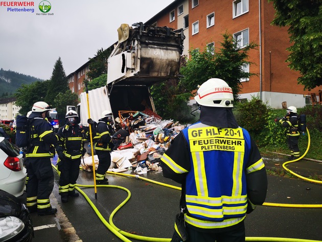 FW-PL: Ortsteil Burg - Müllwagen geriet in Brand