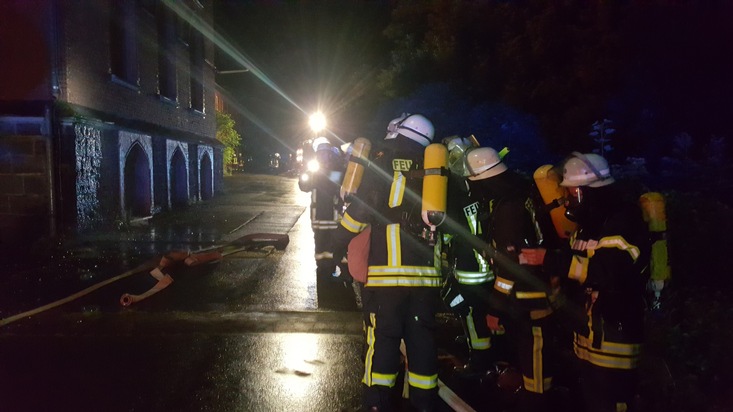 FW-AR: 119 Einsatzkräfte bei Dachstuhlbrand am ehemaligen Kloster in Oeventrop im Einsatz: Feuerwehr kann mit massivem Löschangriff ein Übergreifen verhindern
