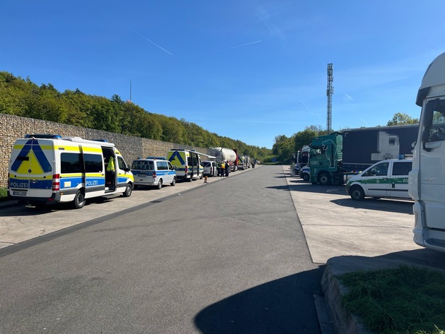 POL-BI: Durchgerostete Achse und verschlissene Bremsen: Polizisten ziehen mehrere Lkw aus dem Verkehr