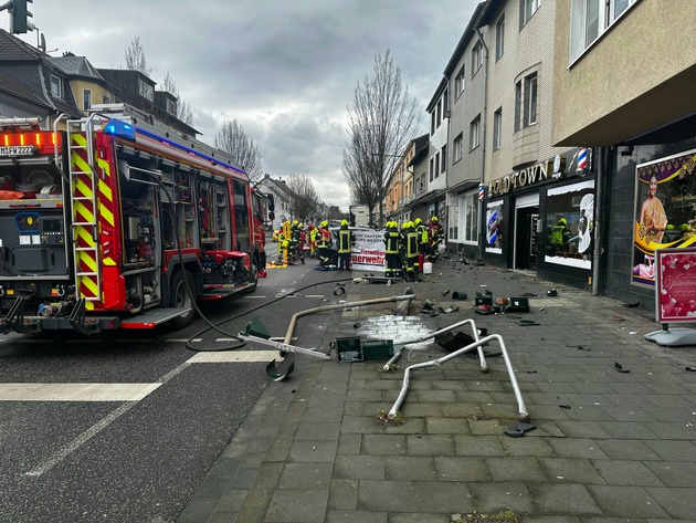 FW Bergheim: Eine verletzte Person nach Verkehrsunfall in Quadrath-Ichendorf Fahrerin im PKW eingeschlossen - großes Trümmerfeld auf Köln-Aachener-Straße