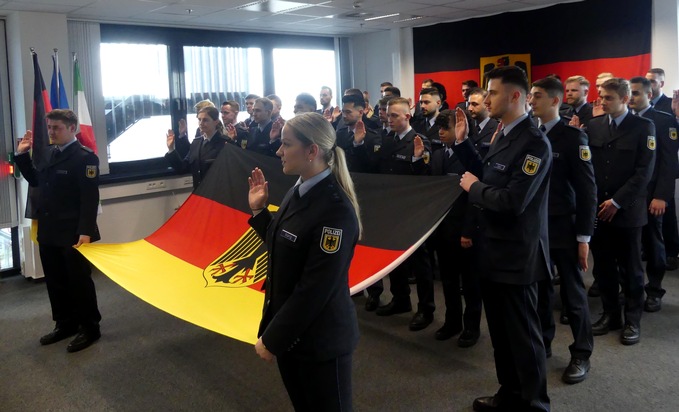 BPOL NRW: Verstärkung bei der Bundespolizei am Flughafen Düsseldorf - Über 60 neue Kolleginnen und Kollegen vereidigt