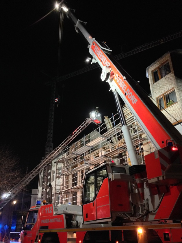FW-D: Erstmeldung - Baugerüst in Schräglage - Höhenretter und Feuerwehrkran im Einsatz