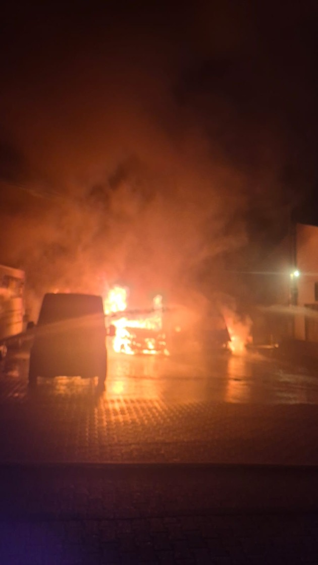 FW-OB: Brand mehrerer Fahrzeuge in Lirich-Nord
