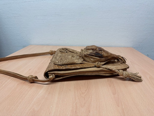 HZA-D: Zoll am Flughafen Düsseldorf findet Handtasche mit Biss / Krokodilhandtasche aus streng geschützter Art vom Zoll beschlagnahmt