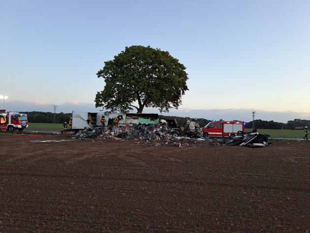 POL-NB: Bild zur Pressemitteilung Brennender LKW nach Verkehrsunfall auf der B 110 zwischen Jarmen und Liepen