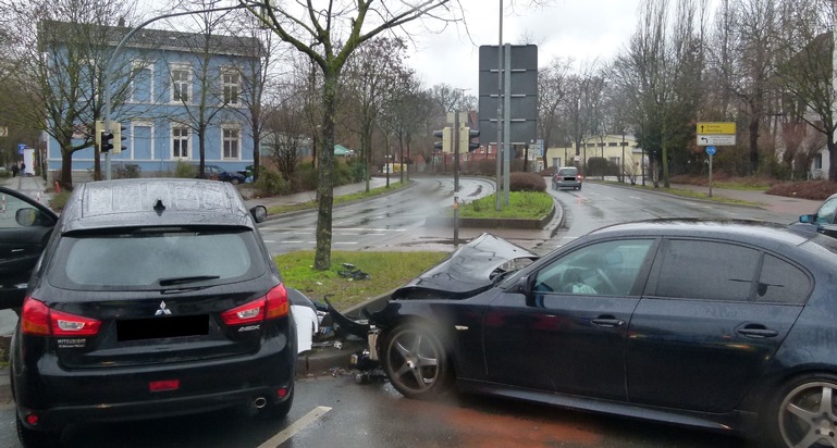 POL-MI: Zwei Autos kollidieren auf Grimpenwall