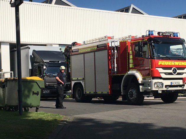 FW Menden: LKW-Brand verläuft glimpflich