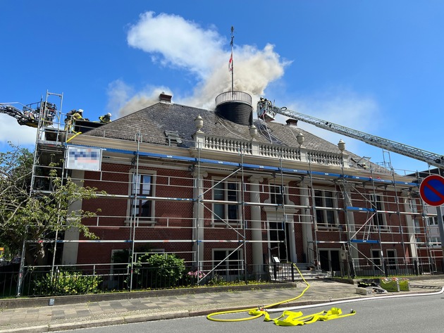 FW Bremerhaven: Feuerwehr Bremerhaven löscht Dachstuhlbrand