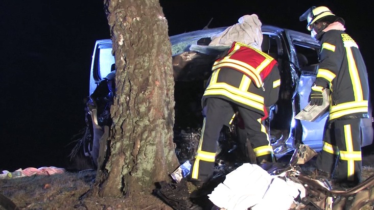 FW Lüchow-Dannenberg: Schwerer Verkehrsunfall bei Hitzacker - Fahrer in Transporter eingeklemmt - Feuerwehr rettet ihn schwerverletzt