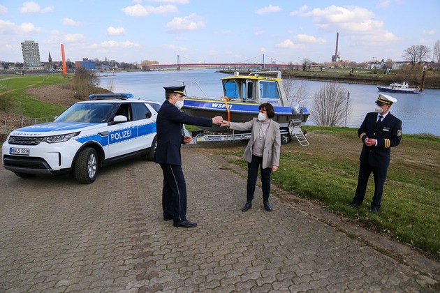 POL-DU: Duisburg: Neue Geländewagen mit trailerbarem Boot für die Wasserschutzpolizei NRW