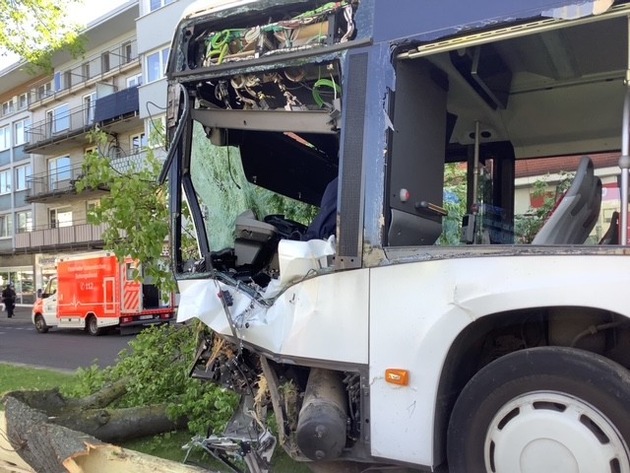 FW-GE: Busunfall mit mehreren Verletzten
