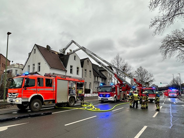 FW-E: Wohnungsbrand in Altenessen-Nord - Bewohner wird &uuml;ber eine Drehleiter gerettet
