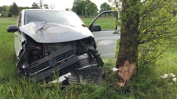 POL-CE: Bröckel - PKW frontal gegen Baum +++ Fahrer schwer verletzt