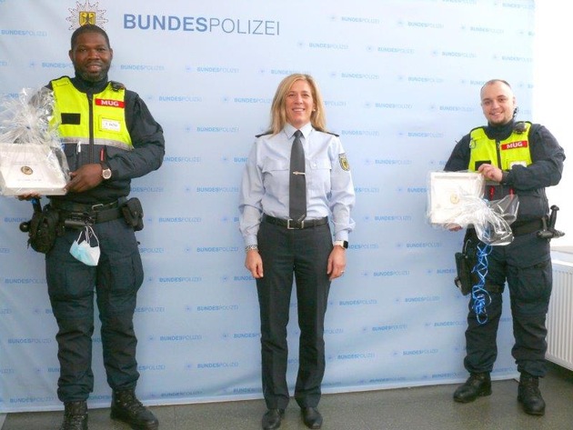 BPOL NRW: Lebensretter im Hauptbahnhof Paderborn Bundespolizei ehrt Mitarbeiter der DB Sicherheit