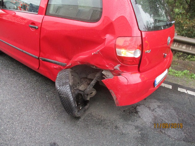 POL-WHV: Verkehrsunfall in Varel - Pannenfahrzeug übersehen - eine Person leichtverletzt (2 FOTOS)