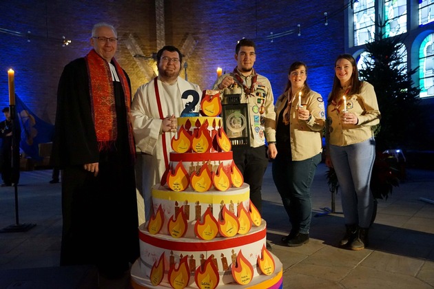 Friedenslicht aus Bethlehem in Dortmund ausgesendet – „Ein Funke Mut“ leuchtet in die Region