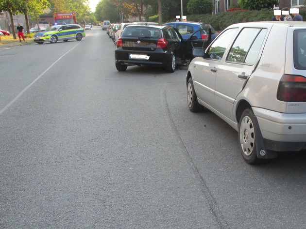 POL-WHV: Verkehrsunfall in Wilhelmshaven - mehrere beteiligte Fahrzeuge, hoher Sachschaden und zwei Leichtverletzte (2 FOTOS)