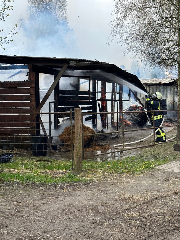 FW-ROW: Pferdestall steht in Flammen