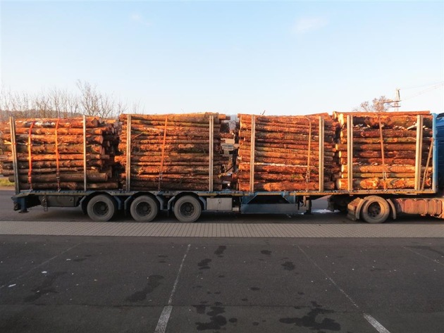 POL-PPTR: Holztransport mit technischen Mängeln, zu breit und zu schwer unterwegs
