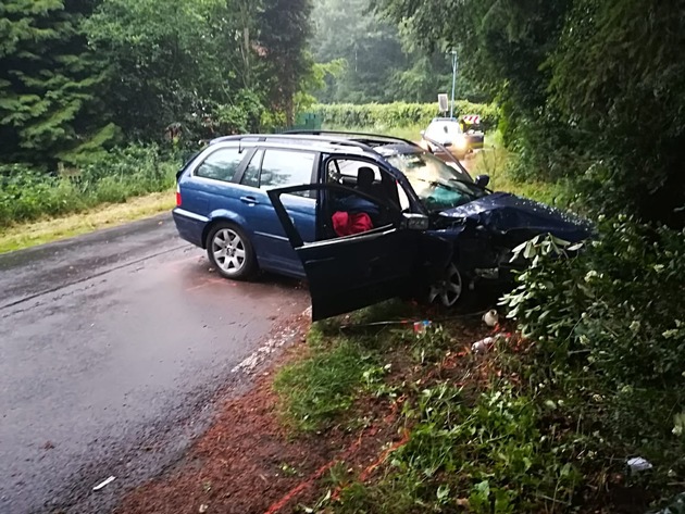 FW-KLE: Verkehrsunfall mit zwei Verletzten/ Beifahrerin muss von der Feuerwehr aus dem Fahrzeug befreit werden.