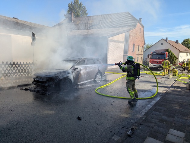 FW-PB: PKW Brand im Ortsteil Buke / Feuerwehr verhindert weitere Ausbreitung