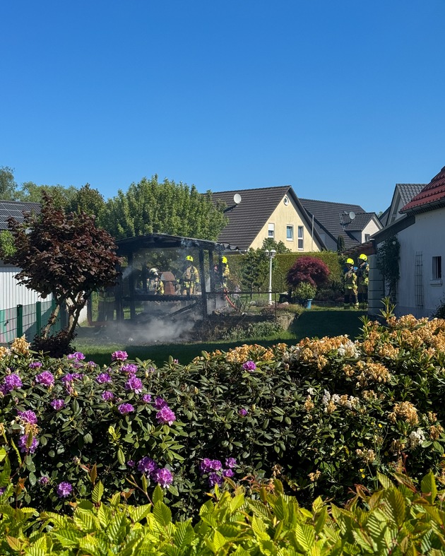 FW-DT: Brennende Gartenhütte - nebenstehende Garage vor den Flammen geschützt
