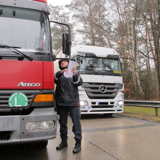 POL-NI: Großkontrolle des Schwerlastverkehrs - 63 von 91 Fahrzeuge beanstandet -Bilder im Download-