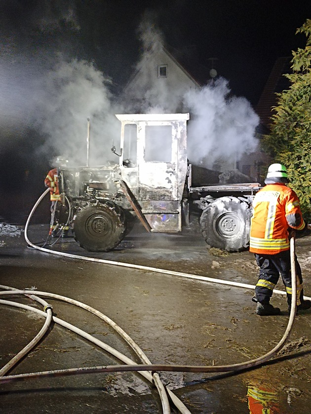 LRA-Ravensburg: Traktorbrand im Heustadel in Neuravensburg