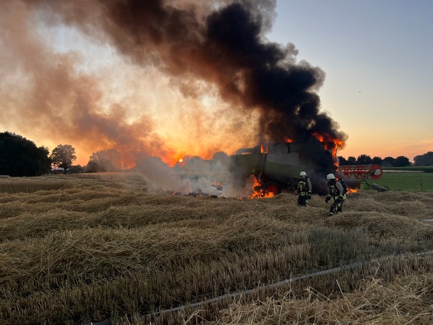 FW Bocholt: Brand eines Mähdreschers