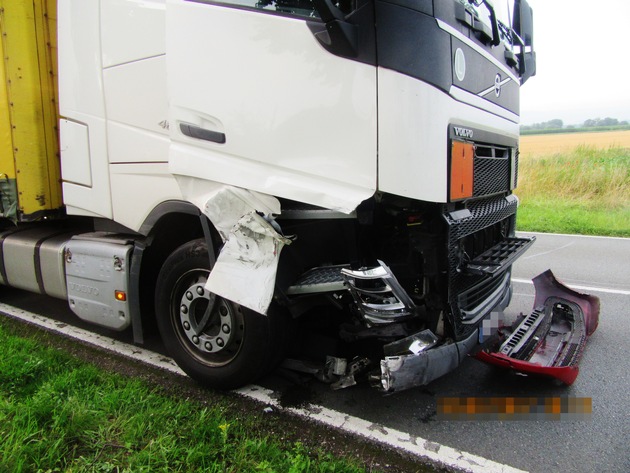 POL-HM: Vorfahrtmissachtung: Sattelzug und Kleinwagen prallen zusammen - Pkw-Fahrer schwer verletzt