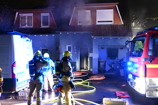 FW Pulheim: Feuer in Einfamilienhaus - zwei Schwerverletzte