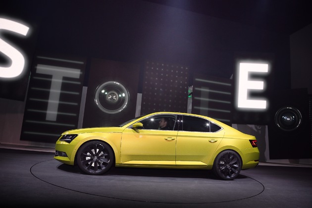 Der neue SKODA Superb: Emotionaler Auftritt auf der Volkswagen Group Night in Genf (FOTO)