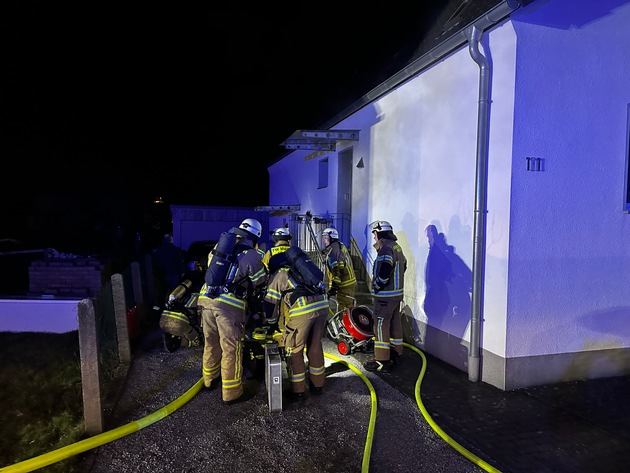 FW Menden: Brennender Tannenbaum ruft Feuerwehr auf den Plan