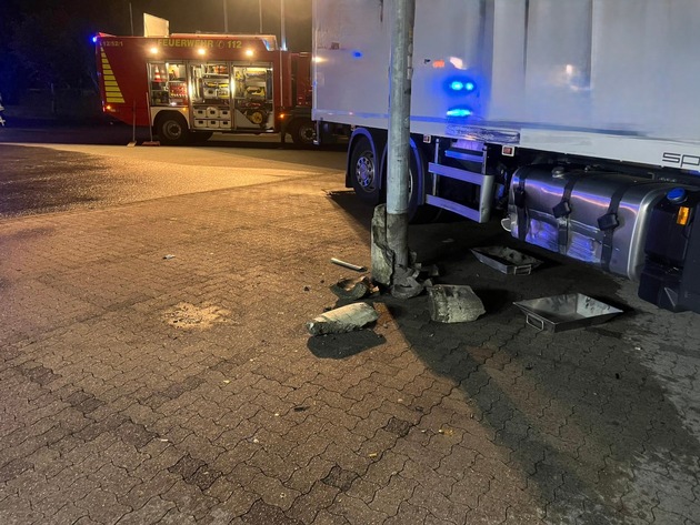 FFW Bergen: Austritt einer großen Dieselmenge nach Kollision mit Laterne