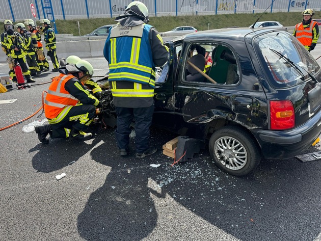 FW-BO: PKW auf Autobahn überschlagen.