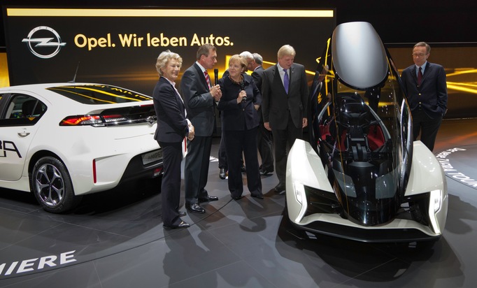 Bundeskanzlerin im Opel Ampera / Angela Merkel im Gespräch mit Karl-Friedrich Stracke am Opel-Stand auf der IAA (mit Bild)