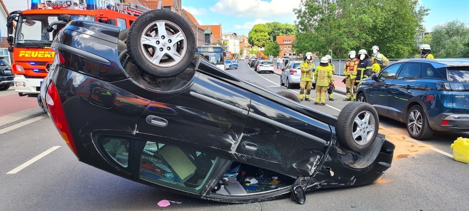 POL-STD: Auto bei Verkehrsunfall überschlagen - Fahrerin leicht verletzt