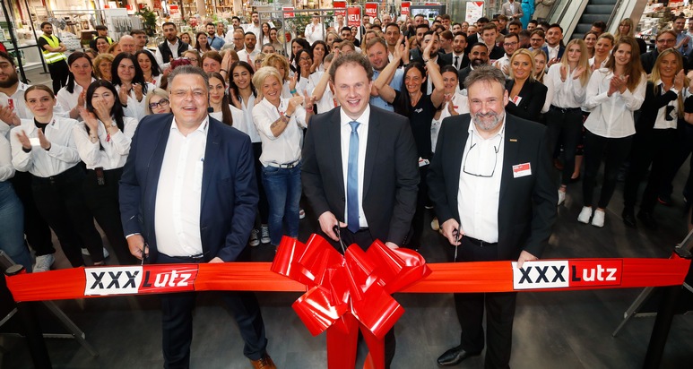 XXXLutz Deutschland: Nach Kernsanierung und Neubau: Oberbürgermeister Dr. Matthias Knecht eröffnet den jetzt noch größeren XXXLutz Mann Mobilia in Ludwigsburg