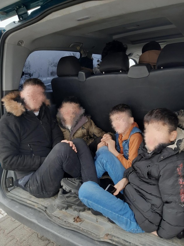 BPOLI LUD: Vier Kinder und elf Erwachsene unter lebensgefährlichen Bedingungen eingeschleust