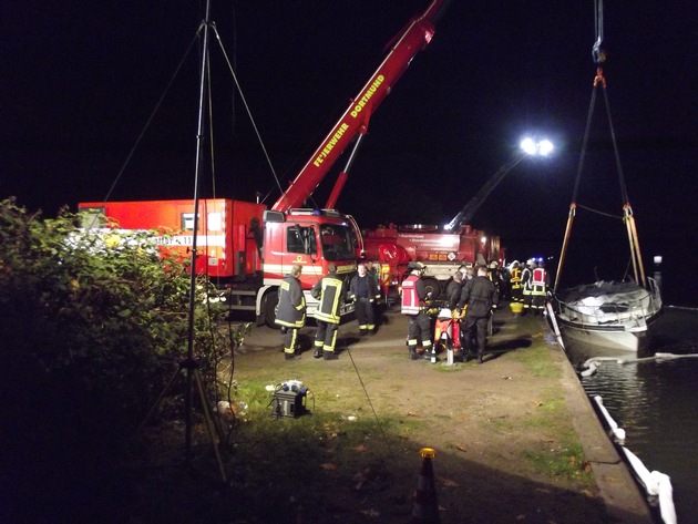 FW-DO: 13.10.2017 - Feuerwehr Dortmund unterstützt beim Bergen einer Motorjacht
Überörtlicher Bergungs- und Umwelteinsatz in Castrop-Rauxel