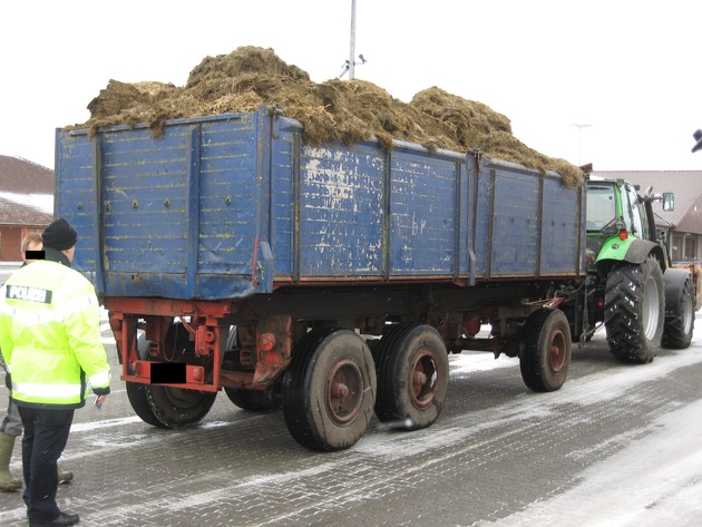 POL-FL: Erfde - Verkehrskontrollen : Landwirtschaftliche Züge überladen, Bremsen defekt